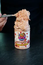 Strawberry Dream Crunch Jar – Млечен крем с ягоди, шоколад и хрупкав кадаиф